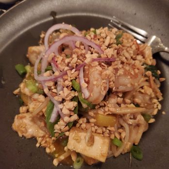 Restaurant Tibum - Pad thai chicken, prawns tofu, egg  peanuts - Wine Bars Near Me - Montreal, Quebec
