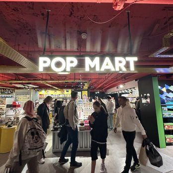 Hamleys - Toy Stores Near Me - London, XGL