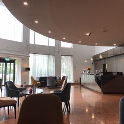Maldron Hotel - Lobby entrance