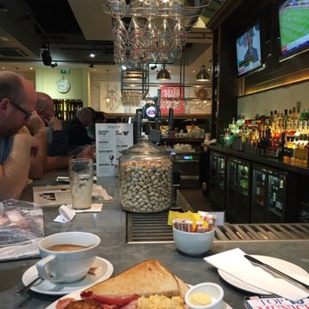 Huxley's Bar & Kitchen - Full English from the bar - British Near Me - London, XGL Huxley's Bar & Kitchen - Full English from the bar - British Near Me - London, XGL