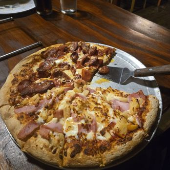 Ochento's Pizza - Half Hawaiin, half pep and sausage. Perfect! - Pizza Near Me - Ensenada, BCN