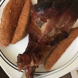Dodge's Southern Style - Very good turkey leg ... and huge the best jo jo in memphis