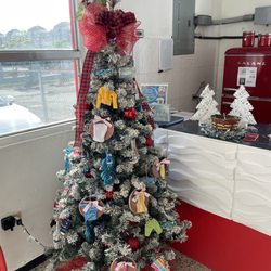 Boqueron's Laundromat - Laundry themed Christmas tree