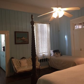 Open Gates Bed & Breakfast - The island room the biggest in the house adjacent to the kitchen with very comfortable accommodations and lovely bedding. - Bed & Breakfast Near Me - Darien, Georgia