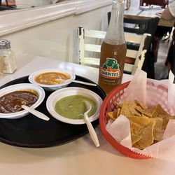 El Rey Del Taco - House chips and sauce