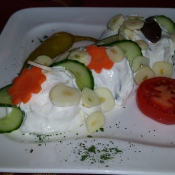 Gasthaus Lohgarten - Tsatsiki mit extra Knoblauch, Gurken-/Karotten-/Tomaten-Deko - Hotels Near Me - Roth, BY