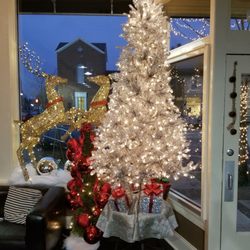 Sweeney Todd Salon - A little holiday cheer while the hubs and I get our hair did today.