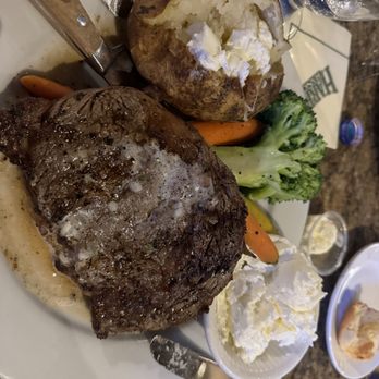 Horseshoe Lounge at Harris Ranch - 14oz Prime Ribeye with baked potato and veggies - Cocktail Bars Near Me - Coalinga, California