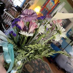 Wickliffe Flower Shop - Poor choice of flowers cheap flowers minimal contrast no Pizazz minimal greenery flowers and leaves wilted and with brown spots.