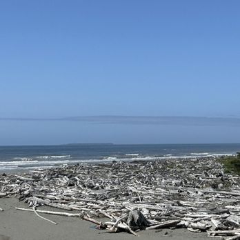 Kalaloch Beach and Campground - Driftwood on Kalaloch Beach - Campgrounds Near Me - Forks, Washington Kalaloch Beach and Campground - Driftwood on Kalaloch Beach - Campgrounds Near Me - Forks, Washington