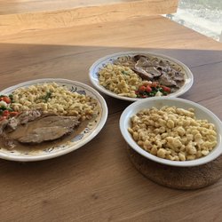 Gasthaus Sahlstorfer - Von letztem Sonntag: zweimal Kalbsrahmbraten mit Gemüse und Spätzle und einmal Spätzle mit Soße für die Kleine