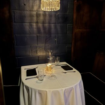 Patton's Steakhouse - Booth for two in the bar area - Steakhouses Near Me - Houston, Texas