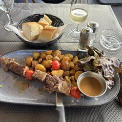 Brasserie "Le Village" - Rump steak skewers and roasted potatoes