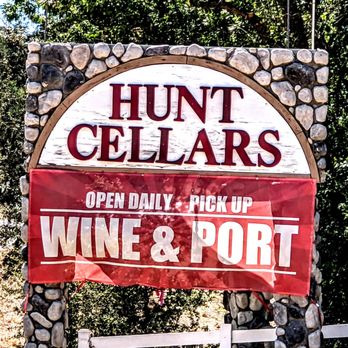Hunt Cellars - sign for wine and port - Wineries Near Me - Paso Robles, California