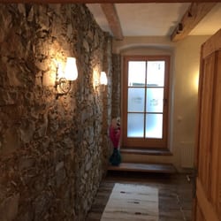 Kaffeehaus - Die Bohne Tirols - Ganz nah an der Burg sieht man innen noch die Mauer