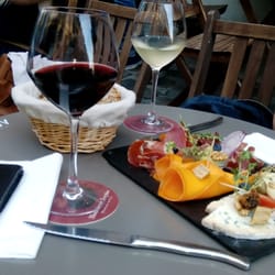 Chez Monsieur Jacques - Un chili 2013 terra noble et un chardonnay 2014 ...le tout accompagné d'une planche mixte :)