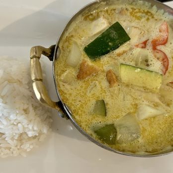 Tiny Pyramid - Yellow Curry (mild) - Cafes Near Me - Honolulu, Hawaii