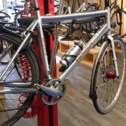 Fahrrad Apelt - Ihr Fahrrad hängt bei uns auf Spezial Arbeitsbühnen, das schont den Lack. Und unser Rücken bedankt sich auch noch.