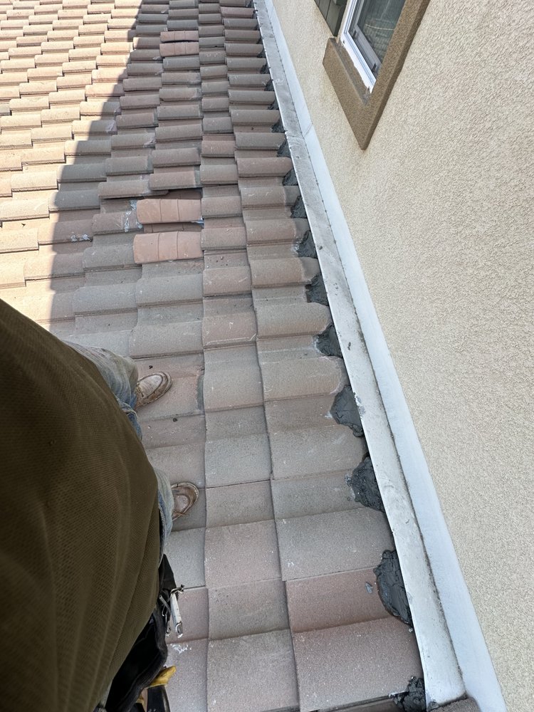 Slide of Del Toro Roofing