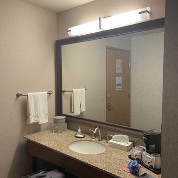 Shilo Inns - Yuma - Sink area - Hotels Near Me - Yuma, Arizona