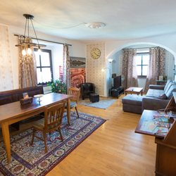 Weichser Schloss Suites & Apartments - Eine Ferienwohnung in Schloß Weichs / Wohnzimmer