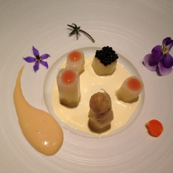 Hiramatsu - Large white Asparagus with caviar and tomato sauce. Flowers for decoration only!! -Because some patrons started eating them!!hhh - French Near Me - Paris, 75