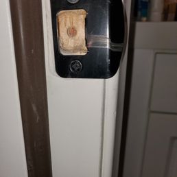 Look at the putty/filler used to fill in the gap - because they used a chainsaw instead of a jig to cut the recesses. Can't adjust at all!!!