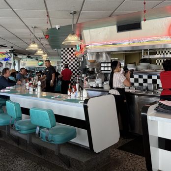Ozzie's Diner - Counter - Diners Near Me - Commerce, California