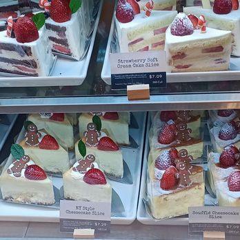 Paris Baguette - Holiday cake slices - Bakeries Near Me - Glenview, Illinois Paris Baguette - Holiday cake slices - Bakeries Near Me - Glenview, Illinois