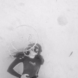Freedive Kauai - Instructor Michelle enjoying making bubble rings while at 60ft.