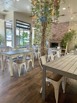 Cafe Bench | Crêpe Flushing by null