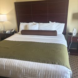 Castle Rock Inn & Suites - Nice KING bed