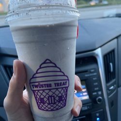Twistee Treat - New Tampa - Large oreo Milkshake
