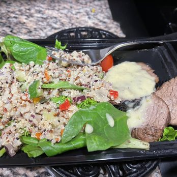 Fit Munchies - Steak Salad with our special quinoa - Food Delivery Services Near Me