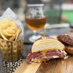 Birdie Bar - Pastrami and chips