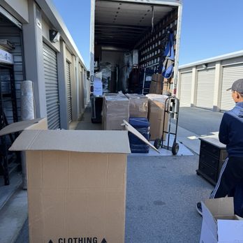 Goliath Moving & Storage - Unloading truck - Movers Near Me - San Jose, California Goliath Moving & Storage - Unloading truck - Movers Near Me - San Jose, California