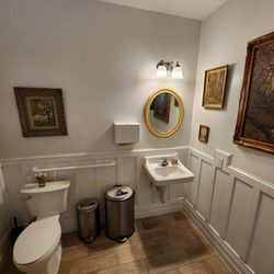 Muir's Tea Room & Gift Shop - Lovely bathroom