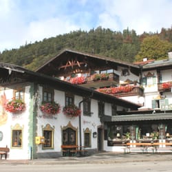 Gasthof Hotel Zur Post - Breit und behäbig steht die Post seit 1621 am Wallgauer Dorfplatz