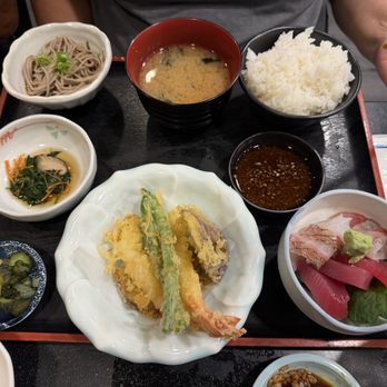 Yohei Sushi Restaurant - Tempura and sashi set - Sushi Bars Near Me - Honolulu, Hawaii