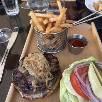 The Walnut Tavern Bar & Grill - Short rib burger - New American Near Me - Berkeley, California