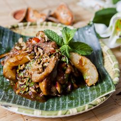 Kai Thai - Yam pato . Ensalada templada de pato con pera y verduras . Kai Thai