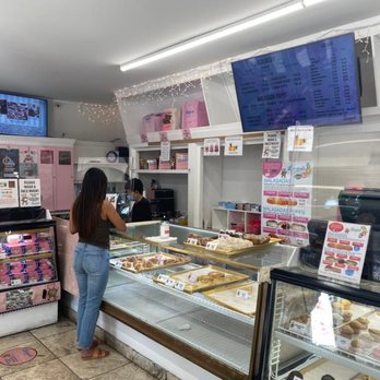 Leonard's Bakery - inside - Bakeries Near Me - Honolulu, Hawaii