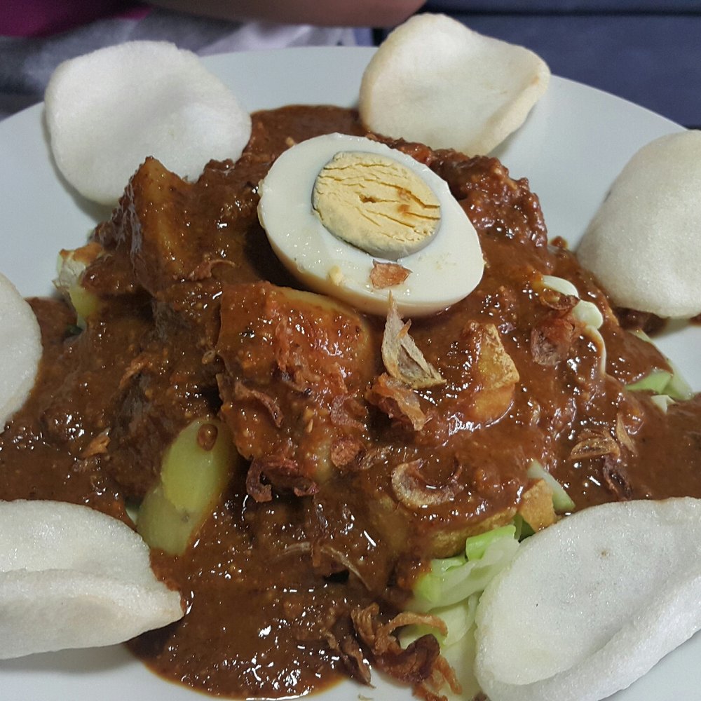 Wardo Restaurant-Warung Indo - Chicken curry with prawn crackers. - Indonesian Near Me - Makati, NCR Wardo Restaurant-Warung Indo - Chicken curry with prawn crackers. - Indonesian Near Me - Makati, NCR