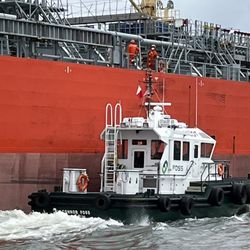 Arrow Tugboat & Tour - Thats how close we were