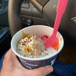 Baskin Robbins - 2 dip caramel 2 Scoop Sundae