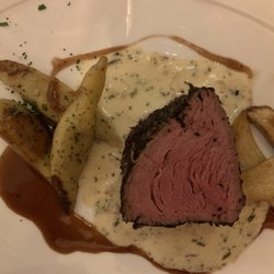Restaurant Villa Paulus - Rinderfilet im Trompetenpilzpulver Mantel auf Rotwein Jus mit Creme fraîche-Kräuter Rahm gebratenen Kräutersaiblingen und Mohnschupfnudeln
