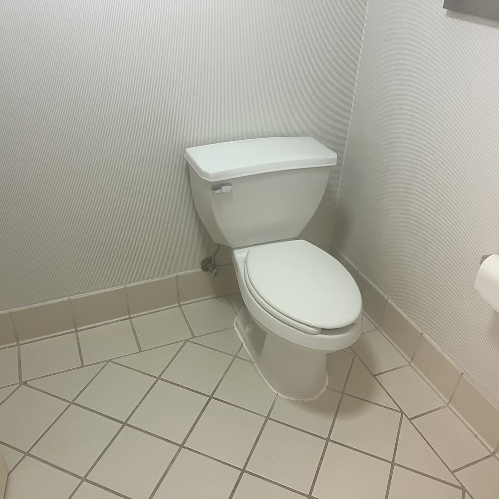 Courtyard by Marriott Charlotte Gastonia - Old outdated toilet. - Hotels Near Me - Gastonia, North Carolina