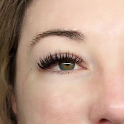 Mia's Beautique - Volume lash extensions