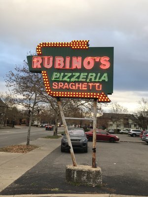 Rubinos Pizza by null