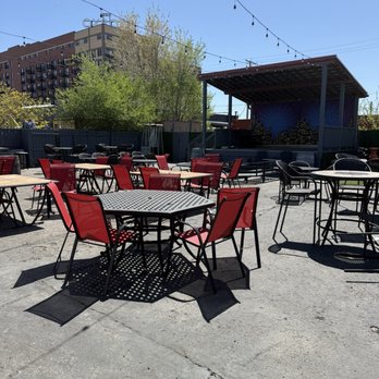 F325 Bbq - Patio - Bars Near Me - North Kansas City, Missouri